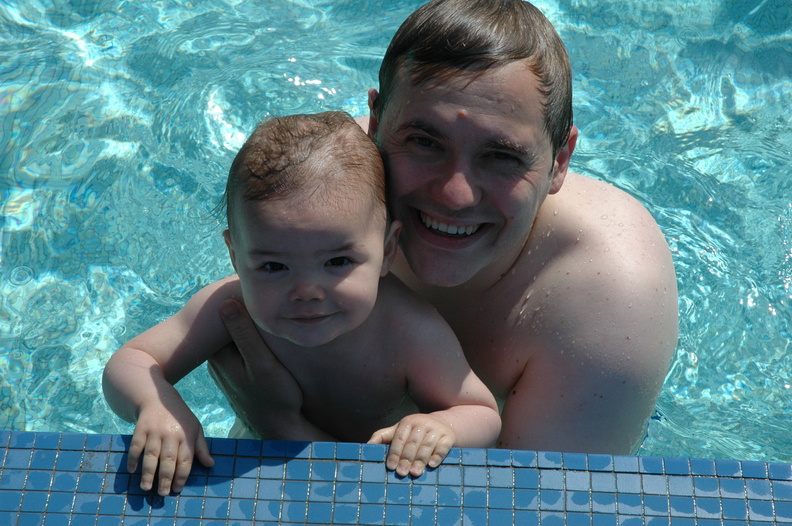 Bébé nageur et son papa...