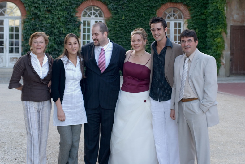 La famille Ortéga avec les mariés