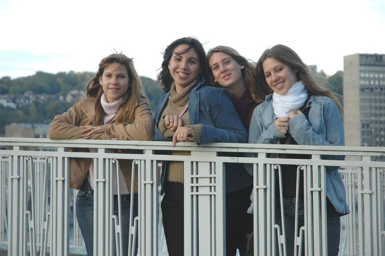 Amandine, Cathy, Pauline et Anissa sont sur un pont