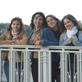 Amandine, Cathy, Pauline et Anissa sont sur un pont