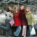 Les 4 filles près de la fontaine