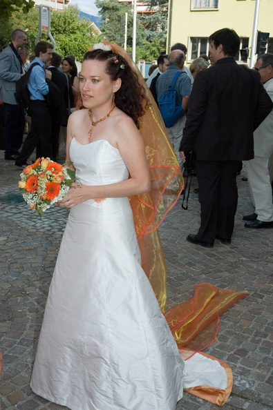 Céline dans sa belle robe de mariée