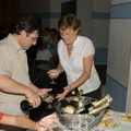 Odile et Pascal servent les premiers verres de champagne