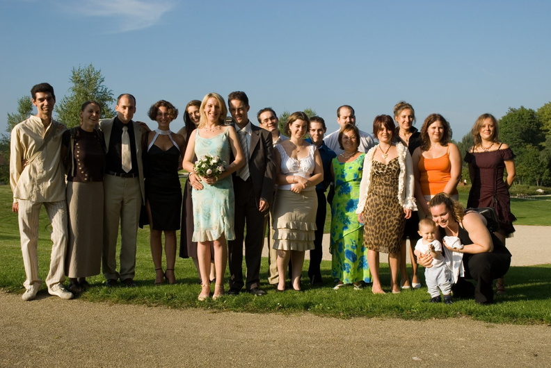 Photo de groupe avec les mariés
