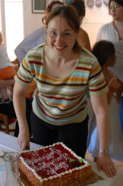 Sandra coupe le gâteau