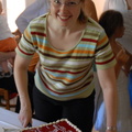 Sandra coupe le gâteau