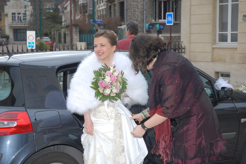 La mariée sort de la voiture