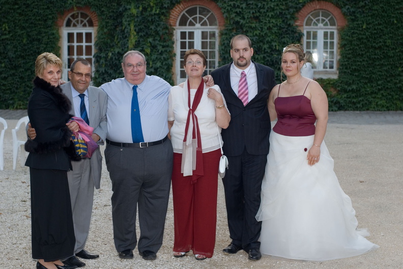 Les mariés et les parents de la mariée accompagnent Maguy et Jacques Schmidt